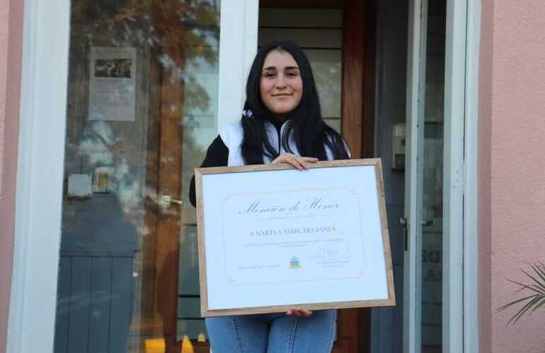 Tiene 14 años. Narela recibió un Diploma de Honor por su bandera.