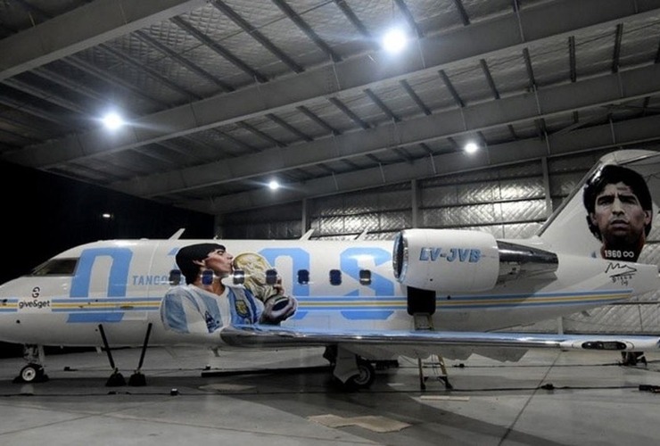 Imagen de El avión que homenajea a Diego Maradona estará en el aeropuerto de Rosario