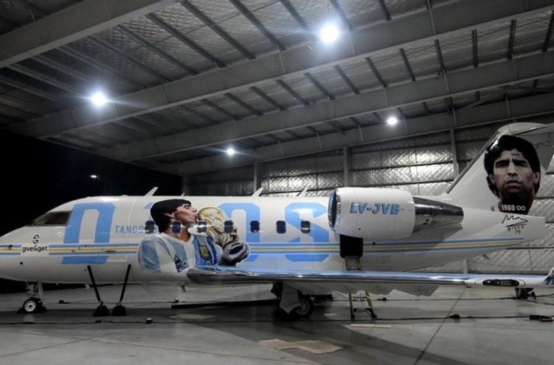 Imagen de El avi&oacute;n que homenajea a Diego Maradona estar&aacute; en el aeropuerto de Rosario
