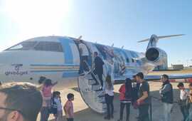Imagen de Municipales de Arroyo Seco, fueron invitados al arribo del avi&oacute;n homenaje a Maradona que est&aacute; en Rosario.