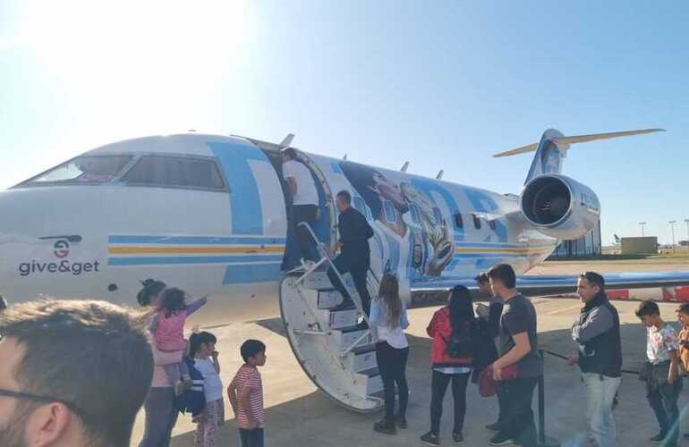 Imagen de Municipales de Arroyo Seco, fueron invitados al arribo del avi&oacute;n homenaje a Maradona que est&aacute; en Rosario.