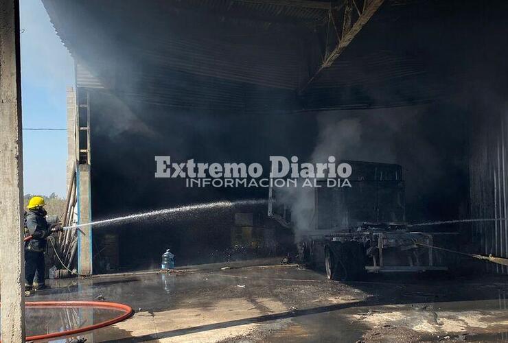 Imagen de Resultó con quemaduras tras incendiarse un camión