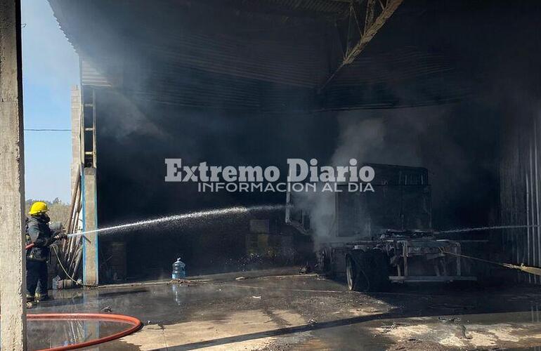 Imagen de Resultó con quemaduras tras incendiarse un camión