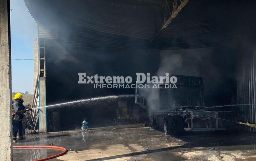 Imagen de Result&oacute; con quemaduras tras incendiarse un cami&oacute;n