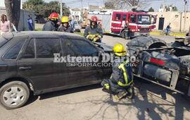 Los bomberos tambi&eacute;n colaboraron tras el accidente.