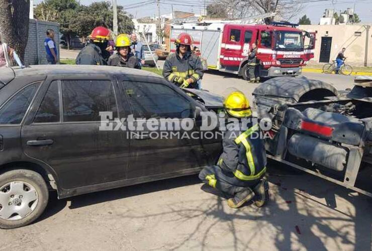 Los bomberos también colaboraron tras el accidente.