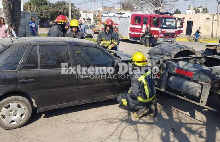 Los bomberos también colaboraron tras el accidente.