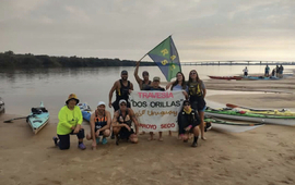 Imagen de Kayakistas del Rowing Club, participaron en la Traves&iacute;a �Dos Orillas�