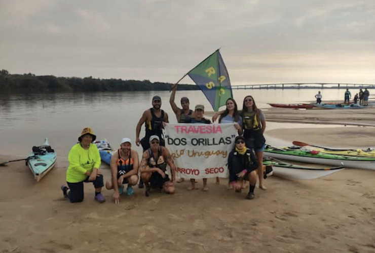 Imagen de Kayakistas del Rowing Club, participaron en la Travesía Dos Orillas