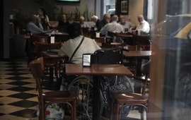 Sola. La mujer pas&oacute; horas en el local luego de que su hijo la dejara tras pagar su almuerzo.