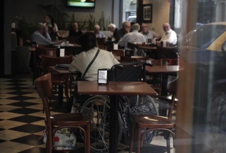 Sola. La mujer pasó horas en el local luego de que su hijo la dejara tras pagar su almuerzo.