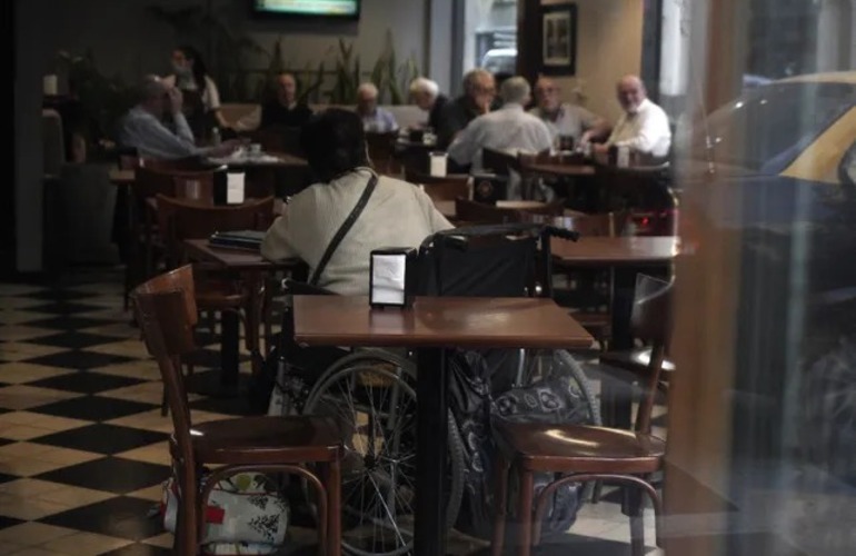 Sola. La mujer pasó horas en el local luego de que su hijo la dejara tras pagar su almuerzo.