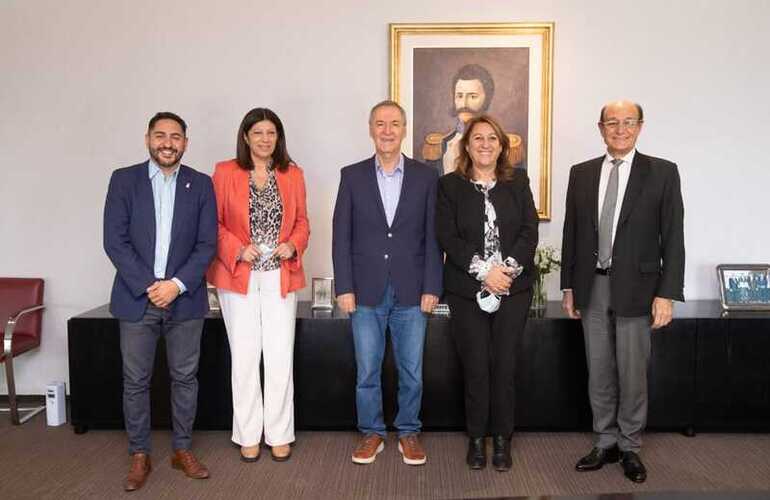 El gobernador Juan Schiaretti, recibi&oacute; a la presidenta del PS y diputada nacional M&oacute;nica Fein, y los legisladores provinciales Clara Garc&iacute;a (Santa Fe) y Mat&iacute;as Chamorro (C&oacute;rdoba), junto al presidente provisional de la Legislatura cordobesa, Oscar F&eacute;lix Go