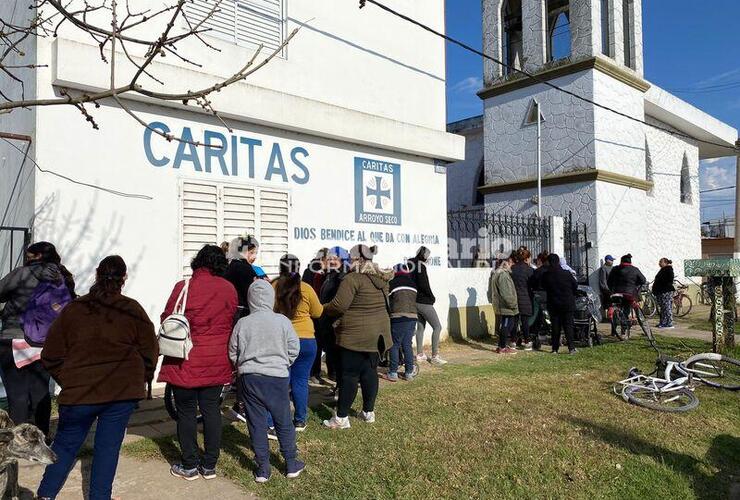 Imagen de Cáritas decidió recortar los bolsones a quienes reciben ayuda de otras instituciones