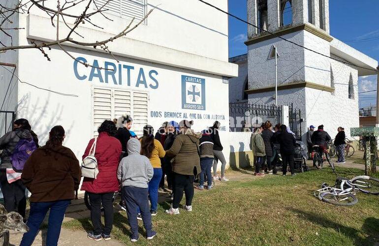 Imagen de Cáritas decidió recortar los bolsones a quienes reciben ayuda de otras instituciones