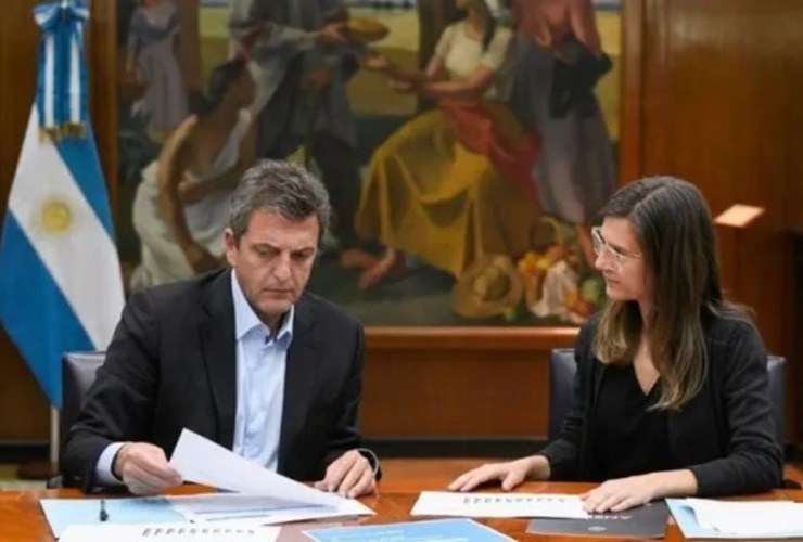 El ministro de Economía, Sergio Massa, y la directora de Anses, Fernanda Raverta.