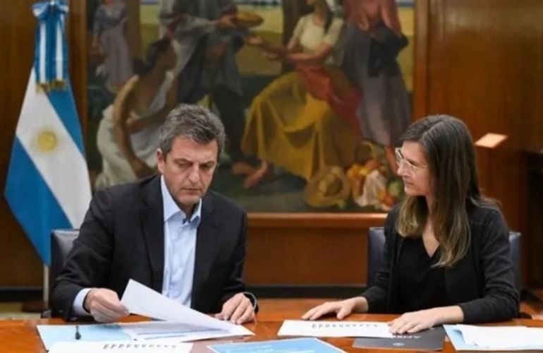 El ministro de Economía, Sergio Massa, y la directora de Anses, Fernanda Raverta.