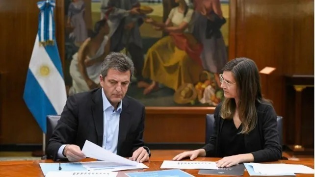 El ministro de Econom&iacute;a, Sergio Massa, y la directora de Anses, Fernanda Raverta.