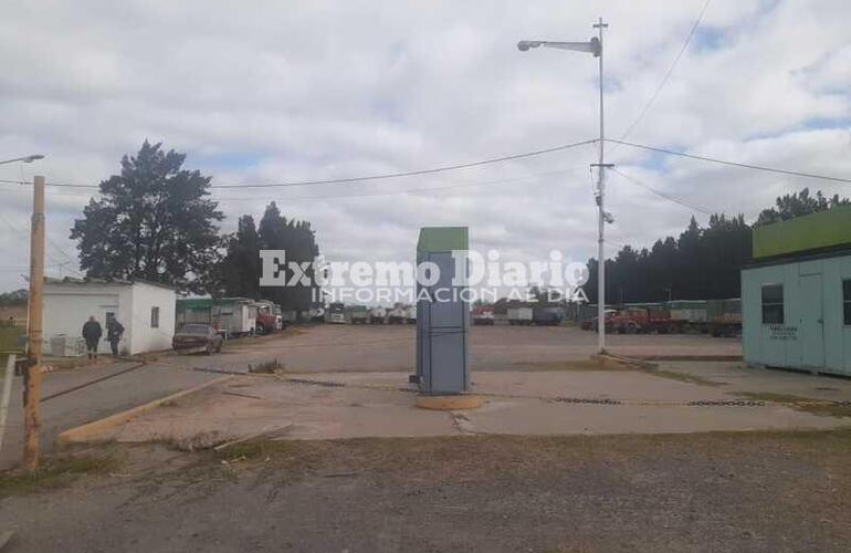 La playa se encuentra detrás de la ex estación de servicio en el acceso norte