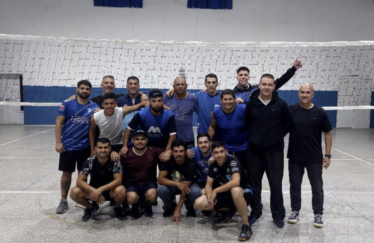 Imagen de Vóley: El plantel masculino de Libertad, juega hoy un amistoso ante Central Córdoba.