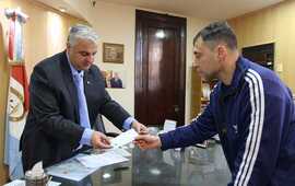Esper entreg&aacute;ndole una colaboraci&oacute;n al padre del p&uacute;gil.
