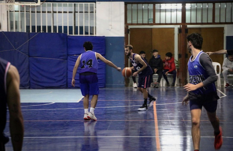 Imagen de Básquet: Athletic y Atalaya debían jugar, pero el partido se suspendió por sanción a Atalaya.