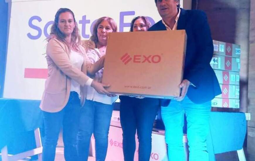 Las computadoras fueron entregadas en Funes.