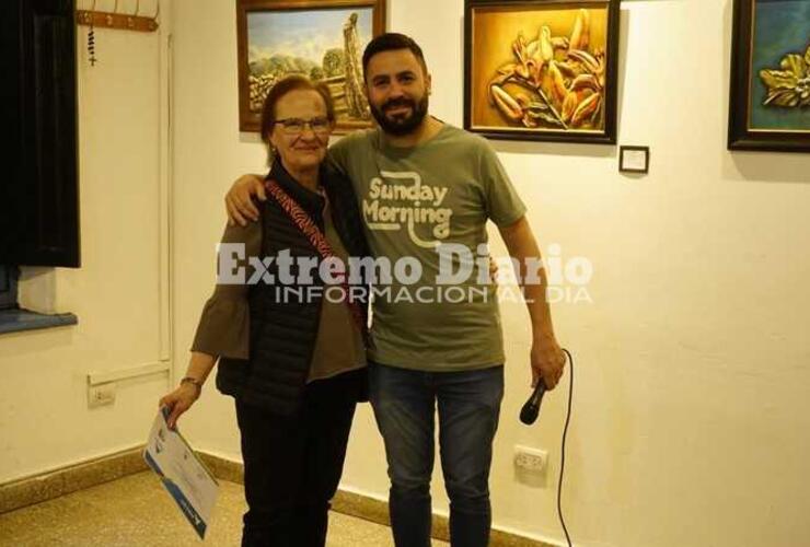 Imagen de Se inauguró la muestra artística "Pintando con el corazón" de Graciela Carlucci