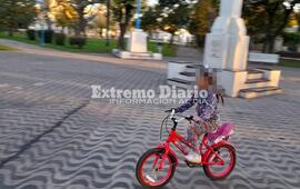 La menor antes de ser embestida por una moto en el medio de la plaza.