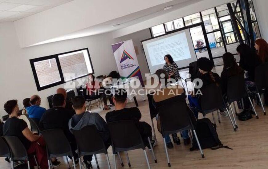 Imagen de Personal de la discoteca Pasacalle, Mikha, Acroos y el Grupo Dixi se capacitaron en tem&aacute;tica de g&eacute;nero