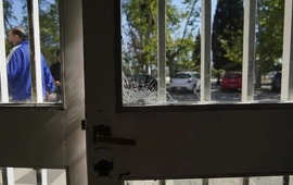 El impacto de bala en la puerta del municipio. La bala se estrell&oacute; en el interior de una oficina administrativa. Foto: La Capital / Silvina Salinas.