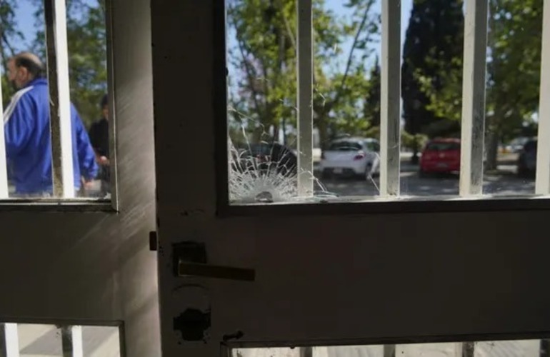 El impacto de bala en la puerta del municipio. La bala se estrelló en el interior de una oficina administrativa. Foto: La Capital / Silvina Salinas.