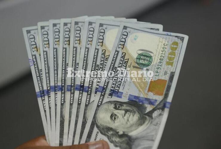 Imagen de Es oficial: beneficiarios de subsidios de tarifas no podrán comprar dólares
