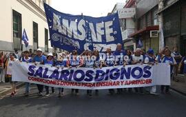 Imagen de Paritaria docente: descontar&aacute;n los d&iacute;as de paro de agosto y no habr&aacute; otra oferta a Amsaf&eacute;