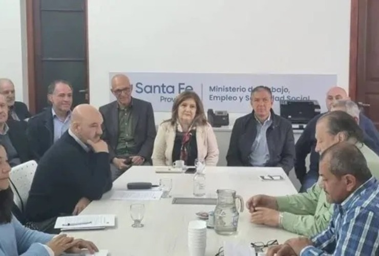 La ministra Cantero y los representantes gremiales, entre ellos los de Amsafé, en el último encuentro para discutir salarios.