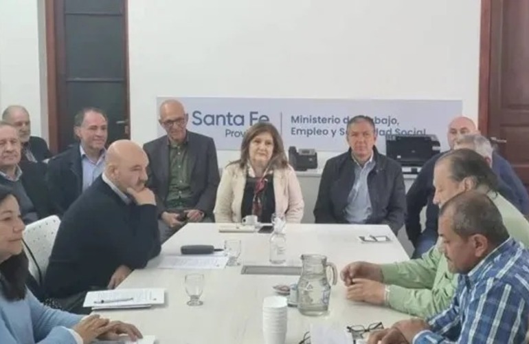 La ministra Cantero y los representantes gremiales, entre ellos los de Amsafé, en el último encuentro para discutir salarios.