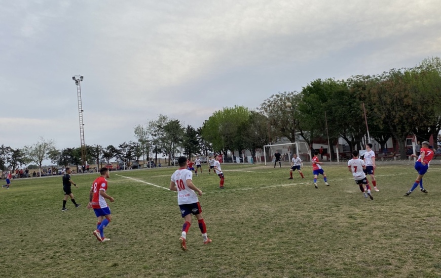 Imagen de Talleres cay&oacute; 3 a 2 frente a Independiente en cancha de Pav&oacute;n por la fecha 8 de la Liga Regional del Sud