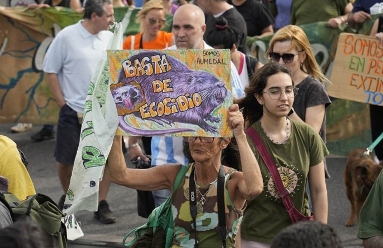 La marcha fue hasta la mitad del puente y luego hubo acampe (Alan Monzón/Rosario3).