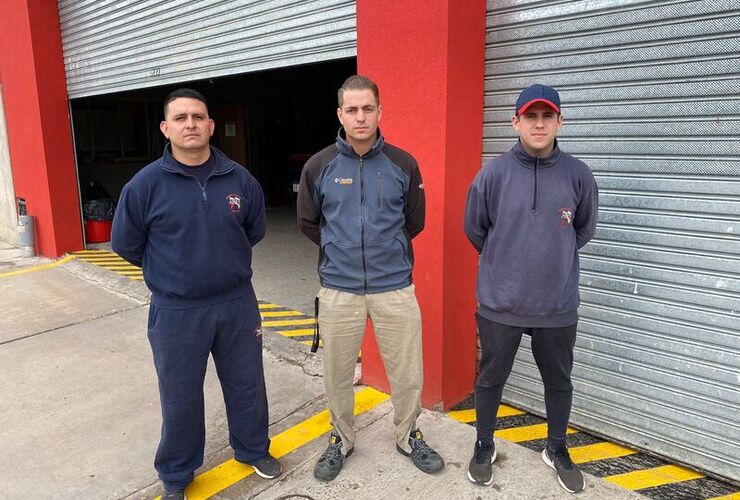 Imagen de Bomberos voluntarios de nuestra ciudad colaboraron este fin de semana apagando el fuego en las islas