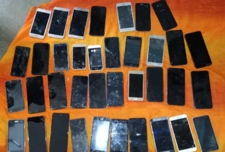 Imagen de En un hueco en la pared de una celda de la cárcel de Piñero encontraron 37 celulares