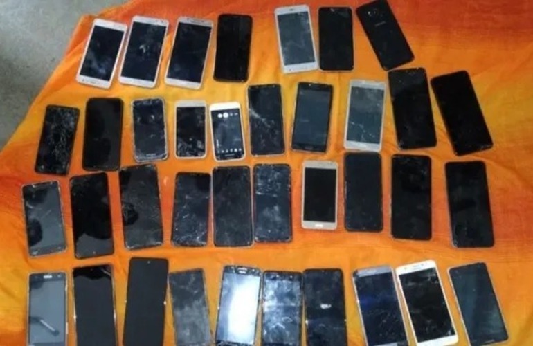 Imagen de En un hueco en la pared de una celda de la c&aacute;rcel de Pi&ntilde;ero encontraron 37 celulares