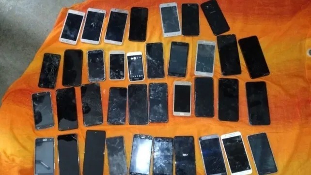 Imagen de En un hueco en la pared de una celda de la c&aacute;rcel de Pi&ntilde;ero encontraron 37 celulares