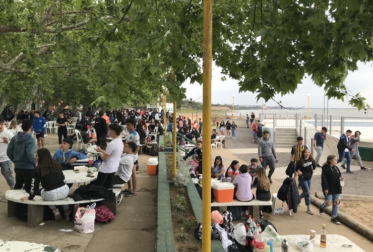 Imagen de Gran cantidad de jóvenes, festejaron el Día de la Primavera y del Estudiante en el Rowing Club.