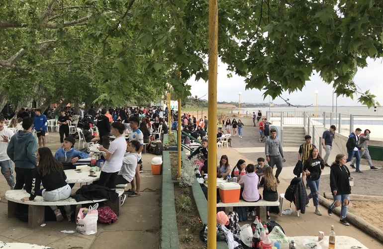 Imagen de Gran cantidad de jóvenes, festejaron el Día de la Primavera y del Estudiante en el Rowing Club.