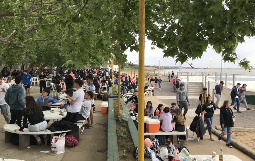 Imagen de Gran cantidad de j&oacute;venes, festejaron el D&iacute;a de la Primavera y del Estudiante en el Rowing Club.