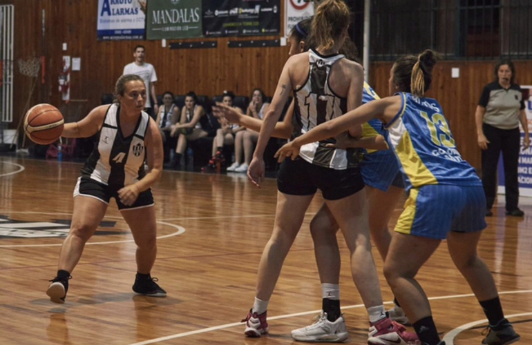Imagen de Esta noche, el Maxi Básquet Femenino de C.A.U. jugará ante Banco de Rosario.