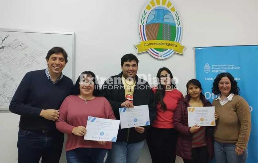 Imagen de Entrega de certificados a alumnos que finalizaron los cursos de formaci&oacute;n profesional en Fighiera