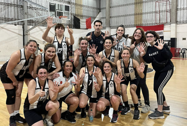 Imagen de Básquet: El Maxi Femenino de Unión, venció a Banco 1 en Semifinales y pasó a la Final del torneo.