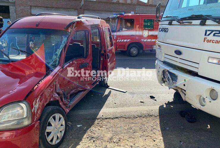 Imagen de Fuerte choque entre un camión y un utilitario