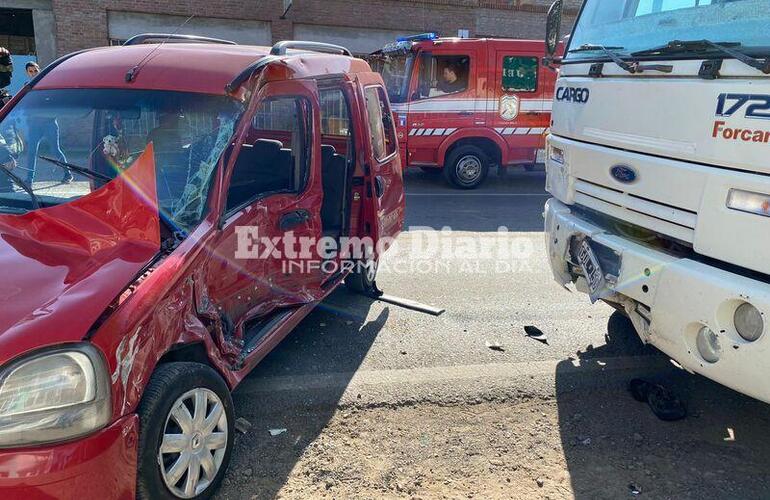 Imagen de Fuerte choque entre un camión y un utilitario